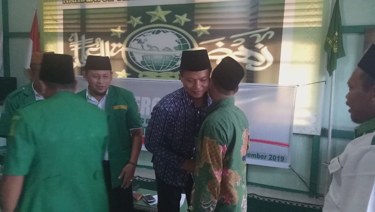 Foto--Pemberian ucapan selamat kepada Ketua PC Ansor yang baru oleh pengurus NU, Ansor dan Banser, Minggu (30/12) 