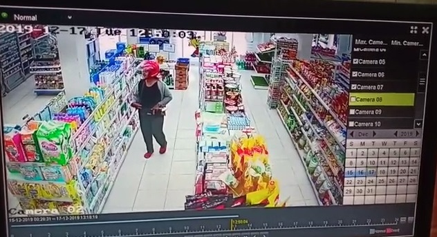 Foto--Aksi pencurian yang terekam CCTV di Indomaret Kota Sanggau.