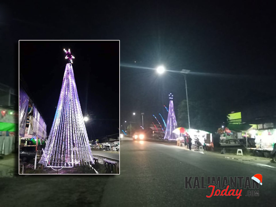 Pohon Natal dengan ketinggian 13 meter di Pasar Menjalin