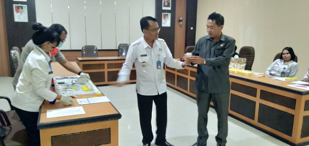 Foto--Wakil Ketua DPRD Sanggau, Acam menyerahkan urin kepada Kepala BNNK Sanggau untuk dites, Senin (2/12).