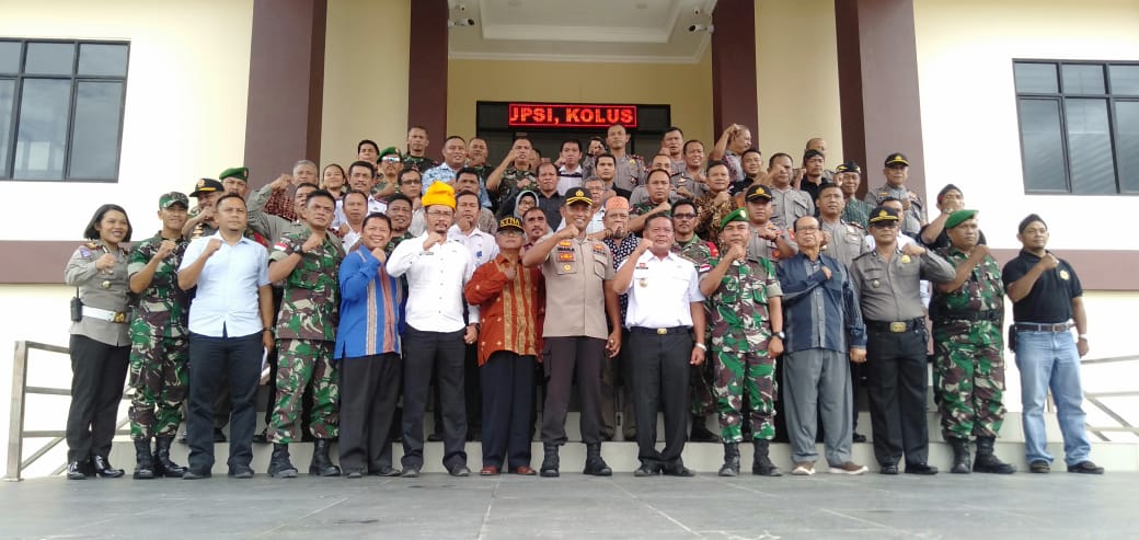 Foto—Bupati Paolus Hadi, Kapolres Sanggau, AKPB Imam Riyadi berfoto bersama seluruh stakeholder, instansi, paguyuban maupun ormas keagamaan yang menyatakan kesiapannya mengamankan perayaan Natal dan Tahun Baru, Rabu (18/12) 