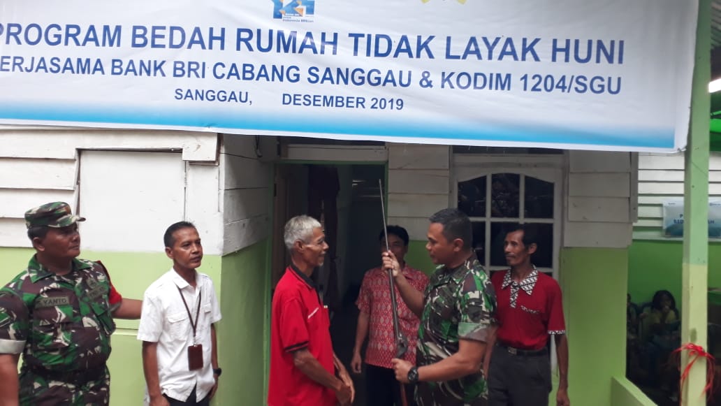 Foto—Penyerahan senpi jenis lantak dari Antonius Anton kepada Dandim 1204 Sanggau, Letkol Gede Setiawan, Sabtu (14/12)