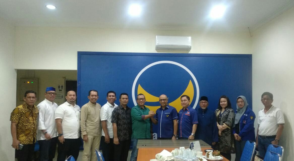 Caption: Jajaran PPP dan NasDem berfoto bersama di Sekretariat NasDem Kalbar di Pontianak, Jumat (20/12/2019).