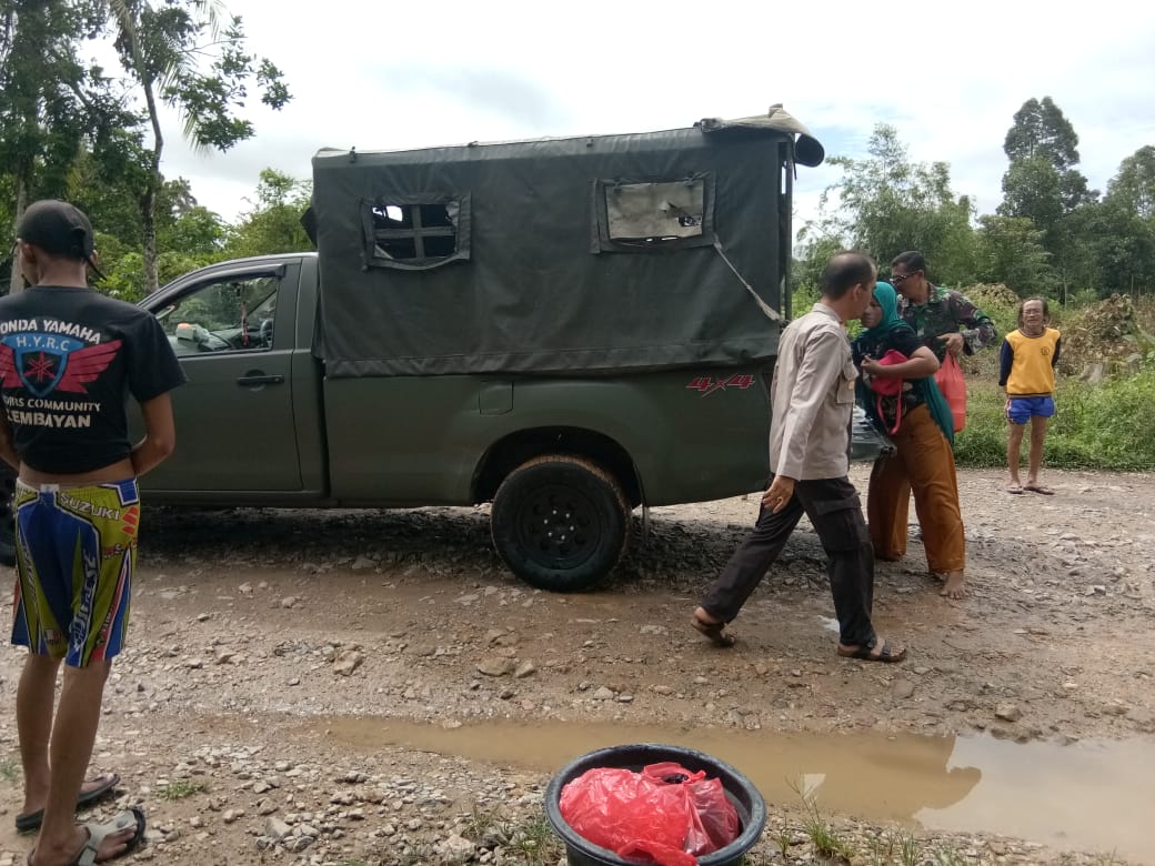 Danramil Kembayan melakukan evakuasi korban banjir, Senin (9/12) di Kecamatan Kembayan 