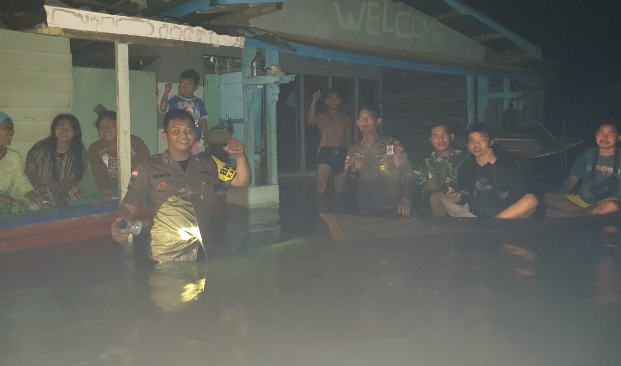 Foto---Kapolsek Meliau bersama personel Koramil menemui warga yang terkena banjir di Desa Cupang, Sabtu (11/1/2020)—ist