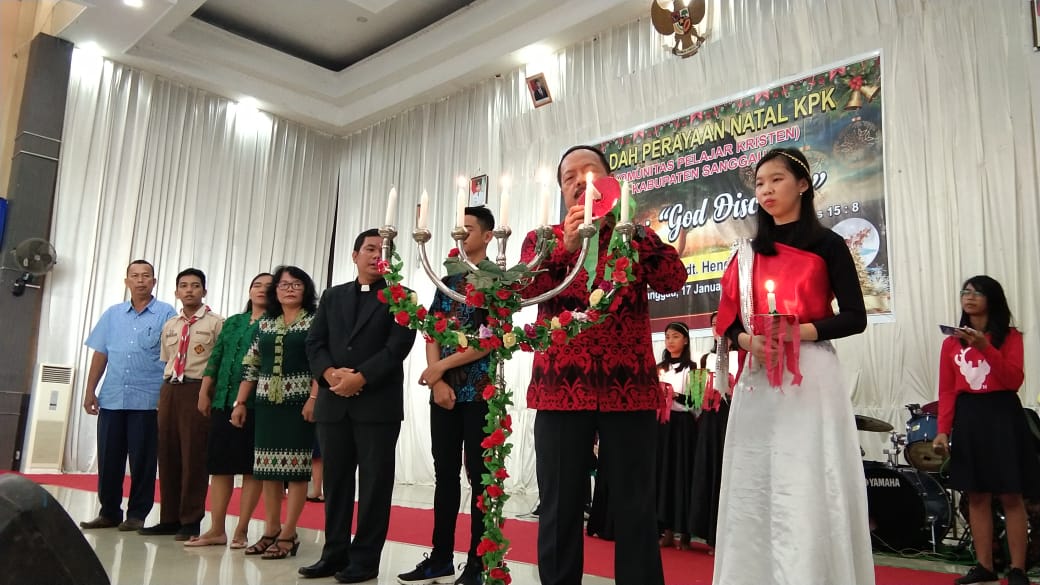 Foto---Wabup Yohanes Onto menyalakan lilin pada acara Natal Bersama Komunitas Pelajar Kristen di Gedung Balai Betomu, Jumat (17/1/2020)---Alfian Diskominfo Sanggau untuk Kalimantantoday.com