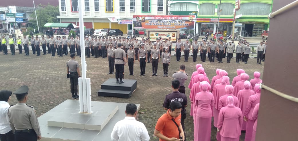 Foto---Apel kenaikan pangkat yang dipimpin langsung Kapolres Sanggau AKBP. Raymond Marcellino Masengi, Selasa (31/12)---Kiram Akbar 