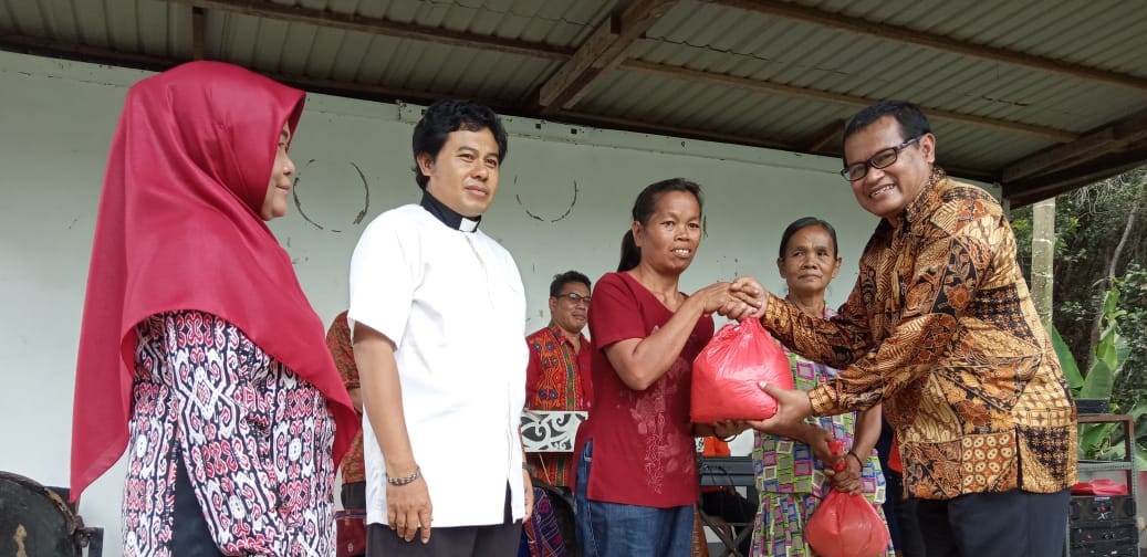 Foto----Sekda Sanggau, Kukuh Triyatmaka menyerahkan bantuan secara simbolis kepada masyarakat dalam acara Safari Natal, Sabtu (11/1/2020) di Gereja Santo Paulus Rasul Mulok Keuskupan Sanggau---Alfian Diskominfo Sanggau untuk Kalimantantoday.com