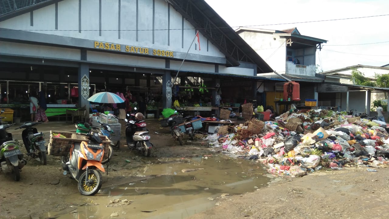 Foto---Tumpukan sampah di pasar sayur Sosok, Kabupaten Sanggau--ist
