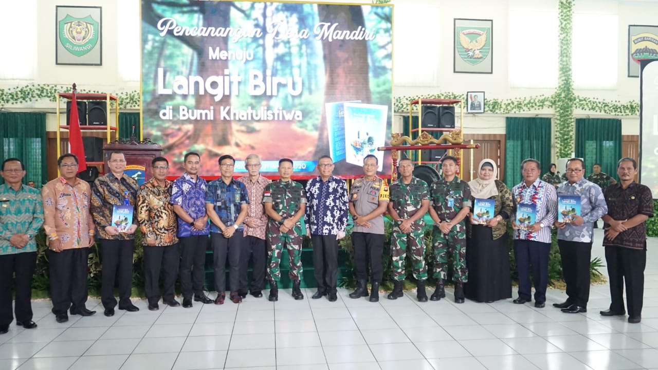 Foto---Bupati Paolus Hadi (tiga dari kanan) berfoto bersama Pangdam XII/TPR, Mayjend TNI Muhammad Nur Rahmad, Gubernur Kalbar, Sutarmidji, dan Kapolda Kalbar, Irjen Pol Didi Haryono dalam acara launching program Desa Mandiri Menuju Langit Biru di Bumi Khatulistiwa, Jumat (31/1/2020)---Alfian Diskominfo untuk Kalimantantoday.com