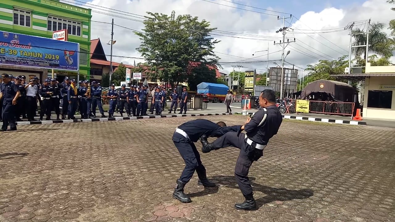 Foto--Penampilan teknik karate oleh Satpam PT.MAS dalam rangka HUT ke-39 tahun 2019 di halaman Mapolres Sanggau, Rabu (22/1/2020)---Kiram Akbar