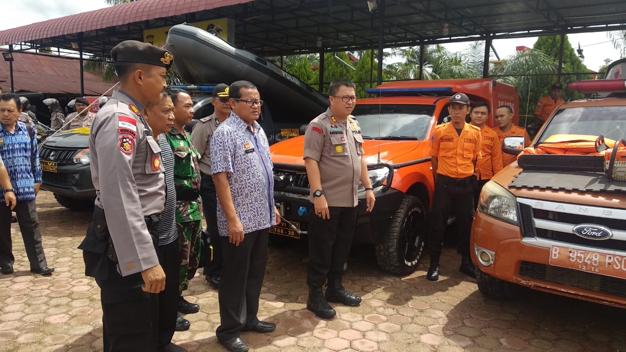 Foto--Kapolres Didampingi Sekda Sanggau dan Pasi Ops Kodim 1204/Sgu mengecek kesiapan personeldan sarana prasarana pendukung yang dimiliki dalam menghadapi bencana Batingsor di Sanggau, Jumat (10/01/2020).