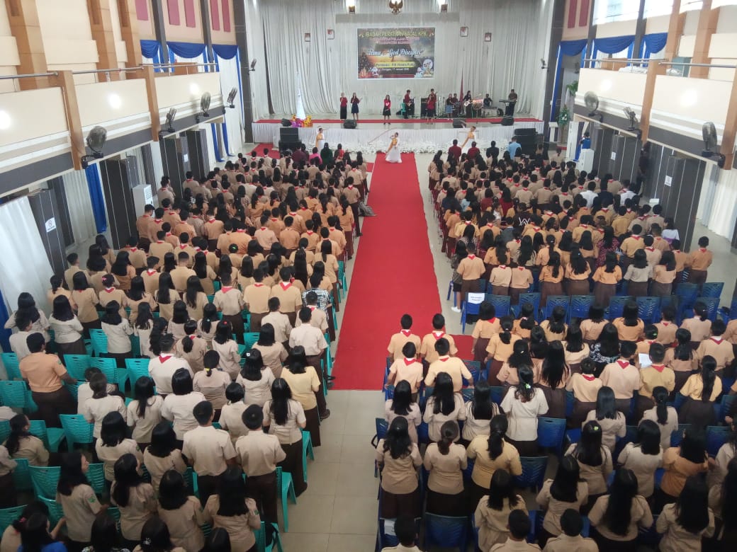 Foto---Ratusan pelajar hadir dalam acara Natal Bersama