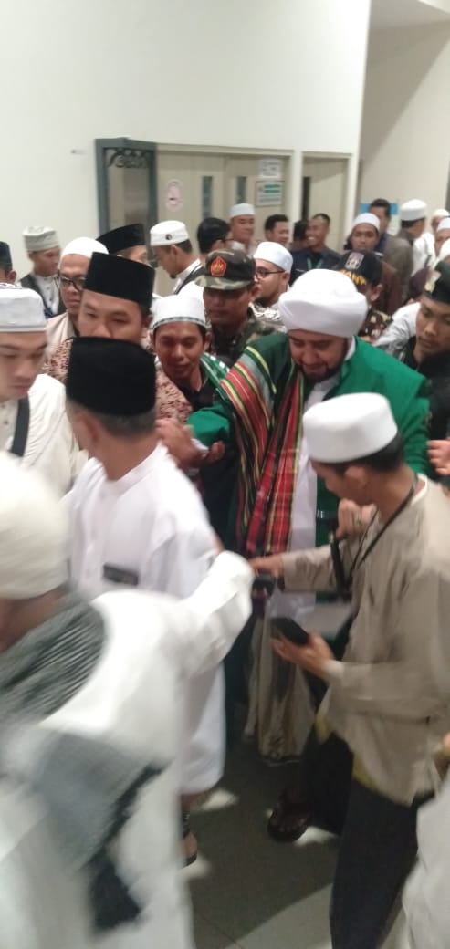 Foto---Habib Syech Abdul Qadir Assegaf di PLBN Entikong dalam acara shawalat dua negara, Sabtu (25/1/2020) malam----Kiram Akbar