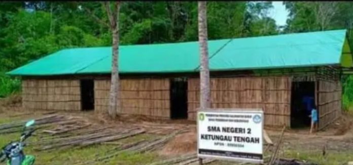 Foto: sekolah bambu di sintang-istimewa 