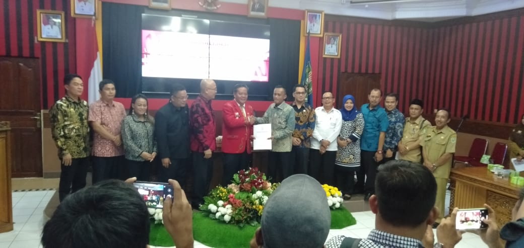 Foto---Ketua Tim Sosialisasi Tiga Raperda dari DPRD Provinsi Kalbar, Musa menyerahkan dokumen Raperda kepada Bupati Paolus Hadi, Selasa (28/1/2020) di aula lantai I kantor Bupati Sanggau---Kiram Akbar