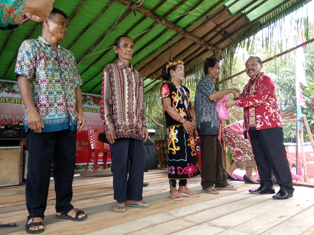 Foto--Wabup Sanggau, Yohanes Ontot menyerahkan bantuan secara simbolis berupa dua ton beras dan sejumlah uang pada acara Safari Natal di Kecamatan Toba, Minggu (5/1/2020)--Alfian Diskominfo Sanggau untuk Kalimantantoday.com