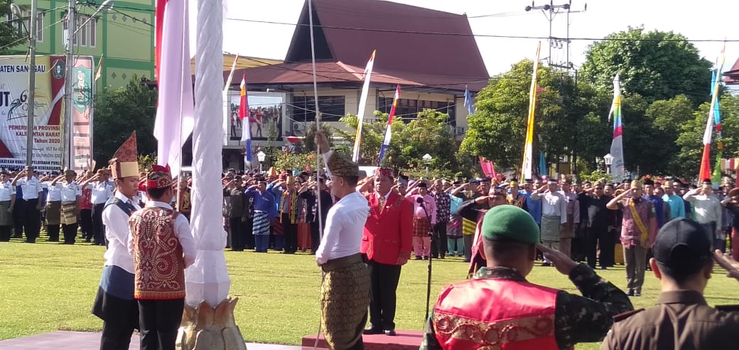 Foto----Bupati Sanggau, Paolus Hadi memimpin langsung apel HUT ke-63 Pemprov Kalbar, Selasa (28/1/2020) di halaman kantor Bupati Sanggau---Kiram Akbar