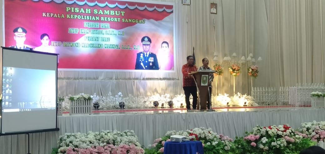 Foto---Bupati Paolus Hadi didampingi Wabup Yohanes Ontot memberikan sambutan sekaligus kesan-kesan dalam acara pisah-sambut Kapolres Sanggau, Jumat (17/1/2020) malam di Gedung Balai Betomu---Kiram Akbar