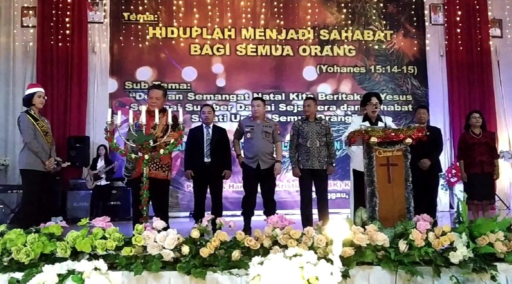 Foto---Bupati Paolus Hadi menyalakan lilin pada acara Natal Bersama 2019 di GPU pada Senin (30/12) malam—Sukardi Diskominfo untuk Kalimantantoday.com
