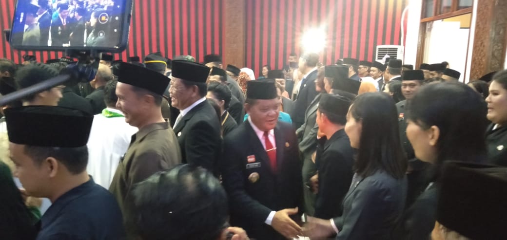 Foto—Bupati Sanggau, Paolus Hadi bersama isteri, Wabup dan Sekda memberikan ucapan selamat kepada para pejabat yang baru dilantik, Jumat (24/1/2020)---Kiram Akbar 