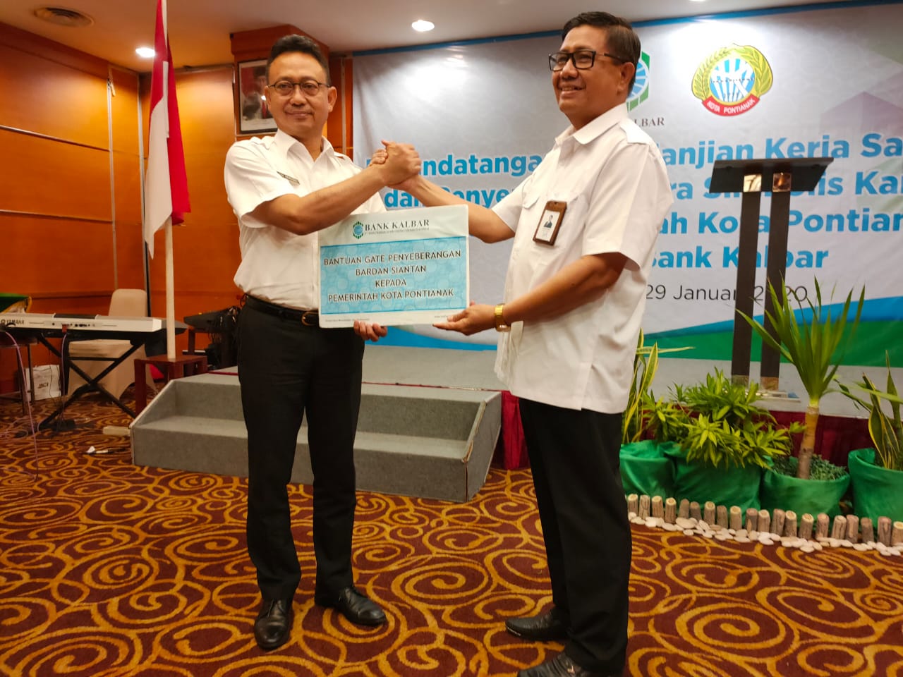 Wali Kota Pontianak Edi Kamtono dan Direktur Utama Bank Kalbar, Samsir Ismail
