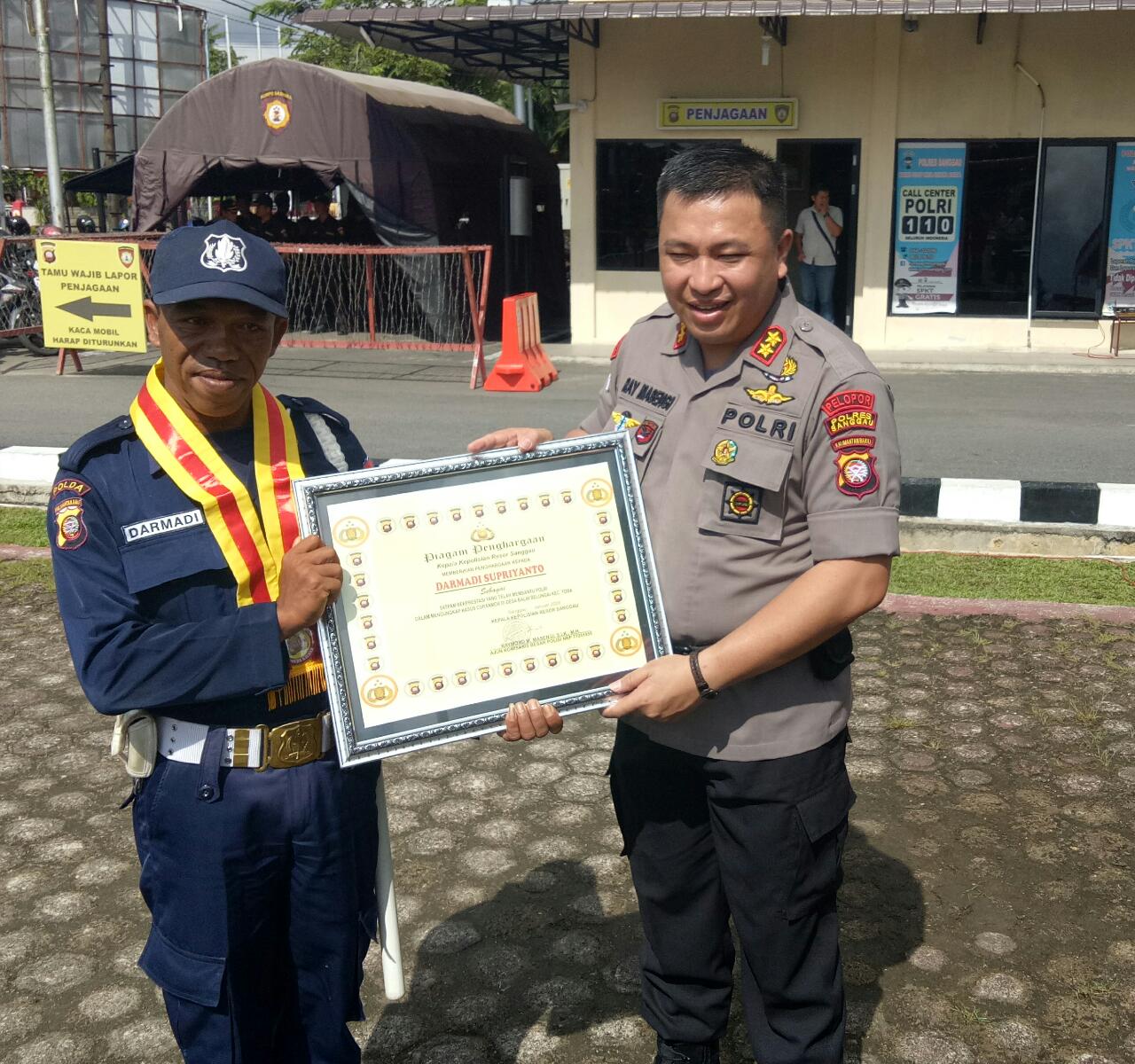 Foto---Penyerahan penghargaan dari Kapolres Sanggau kepada Darmadi Supriyatno Satpam PT. ANTAM karena berhasil membantu kepolisian mengungkap kasus Curanmor