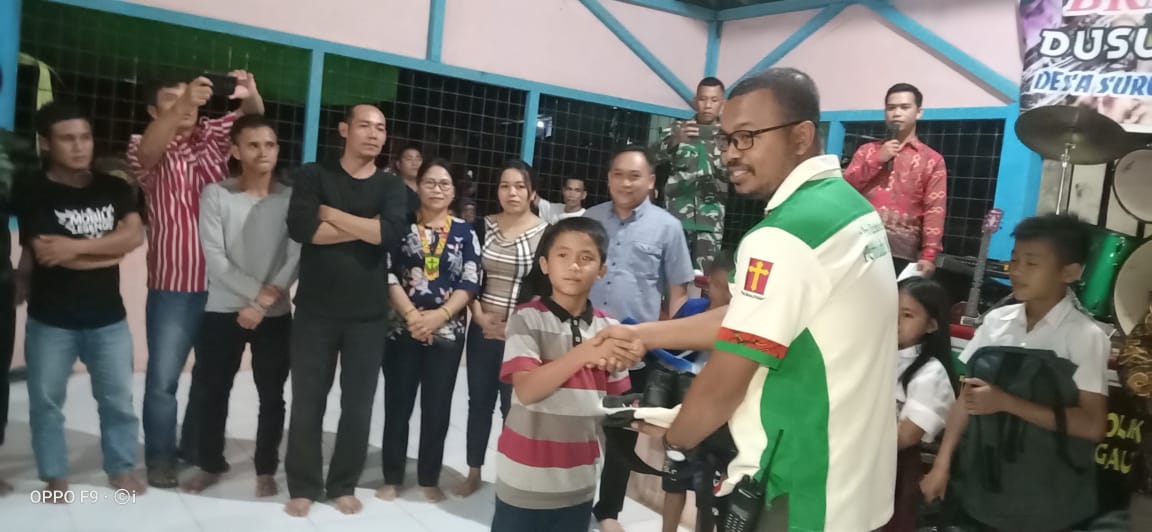 Foto---Penyerahan bantuan oleh Ketua Pemuda Katolik Sanggau, Hubertus V Wake pada masyarakat Badat, Desa Suruh Tembawang, Kecamatan Entikong, Minggu (2/2/2020)—ist