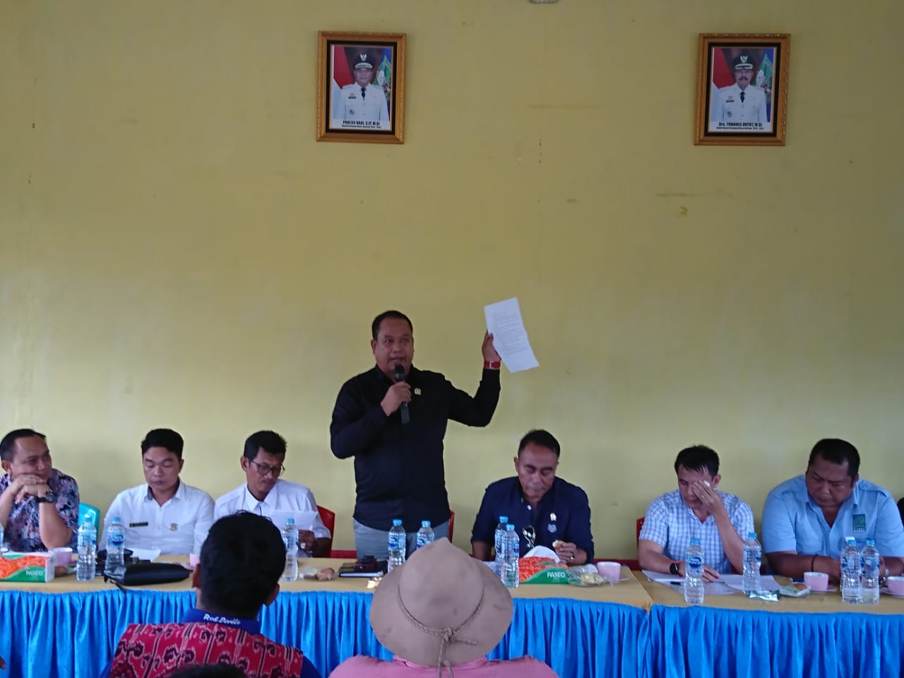 Foto--Ketua DPRD Sanggau, Jumadi menunjukan surat tuntutan petani saat pertemuan, Rabu (12/2/2020)---DPRD Sanggau untuk Kalimantantoday.com