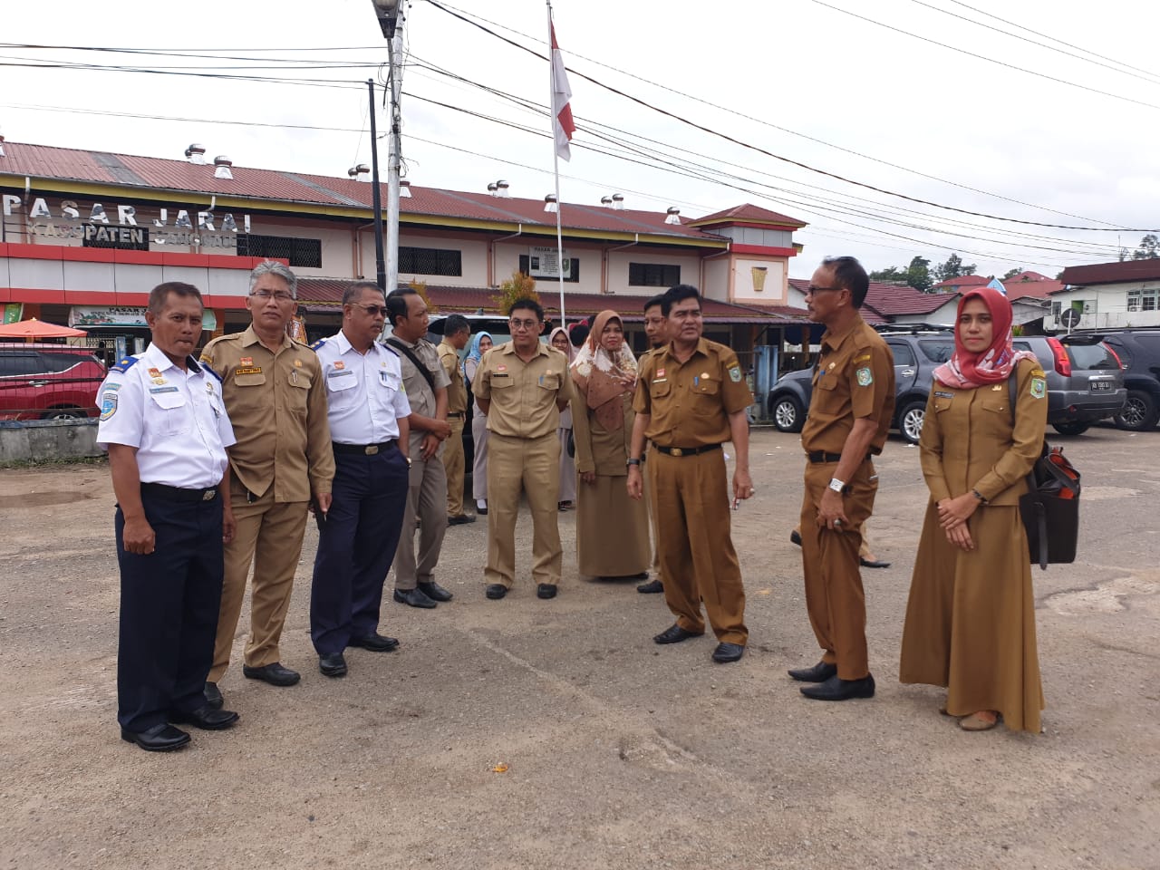 Foto--Kepala Dinas Hangpang Hortikan Kabupaten Sanggau, John Hendri didampingi Kadis Perindagkop dan UM Syarief Ibnu Marwan dan Sekretaris Dinas Perhubungan H. Agus Supriyanto meninjau lokasi kontes durian, Senin (3/2/2020)----Kiram Akbar