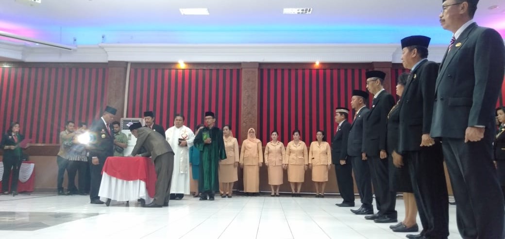 Foto—Pejabat Eselon II menandatangani berita acara pelatikan yang digelar di aula lantai I Kantor Bupati Sanggau, Kamis (13/2/2020)---Kiram Akbar