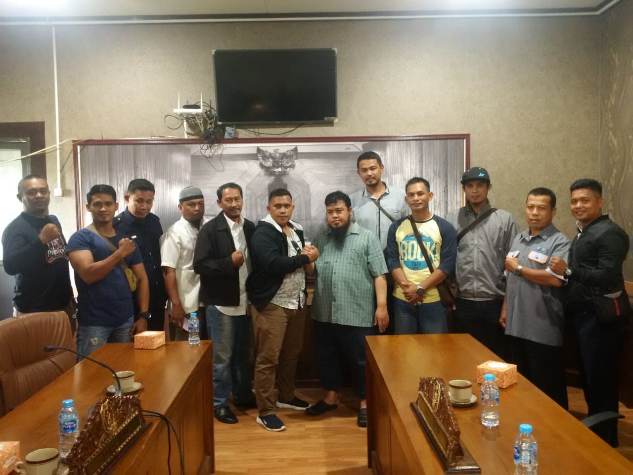 Wakil Ketua Komisi V DPRD Provinsi Kalbar, Tony Kurniadi menerima audensi Serikat Pekerja Outaourcing Khatulistiwa di Ruang Rapat Komisi V, Senin (10/02/2020).