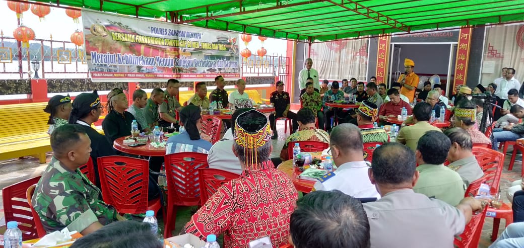 Foto---Coffe morning yang digelar Polres Sanggau menghadirkan Bupati Sanggau, Kajari, Raja Sanggau, tokoh agama dan tokoh adat, Selasa (4/2/2020) di halaman Pekong Tri Dharma Sanggau—Kiram Akbar