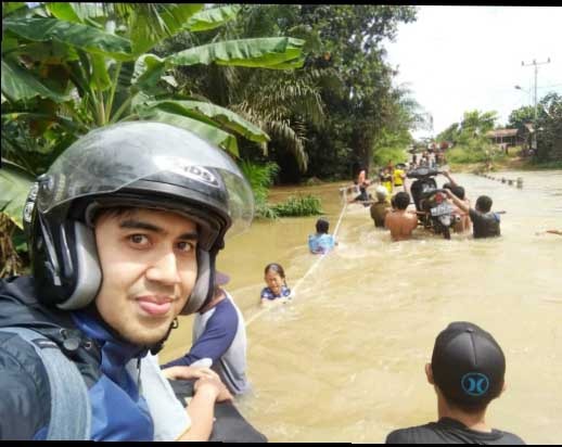 Foto—Banjir yang menggenangi jembatan di Desa Upe, membuat kendaraan roda dua yang ingin melintas terpaksa dipikul, Senin (10/2/2020)----dr Abdul Fahma (Dokter Puskesmas Bonti) untuk Kalimantantoday.com 