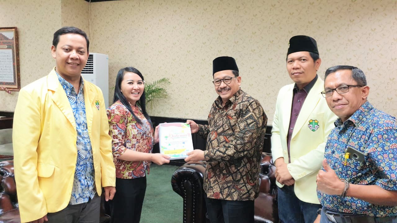 Ketua Umum Pengurus Pusat Pemuda Katolik dr. Karolin Margaret Natasa menyerahkan aspirasi dan catatan sejumlah persoalan kepada Wakil Menteri Agama Zainut Tauhid Sa’adi di Jakarta, Rabu (12/2). Foto: Dok. Pemuda Katolik