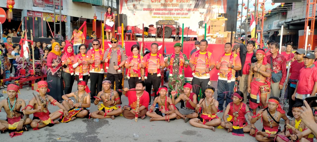 Foto---Bupati Sanggau, Paolus Hadi dan Forkompimda berfoto bersama dengan panitia dan peserta perayaan Cap Go Meh di Kota Sanggau, Sabtu (8/2/2020)---istimewa 