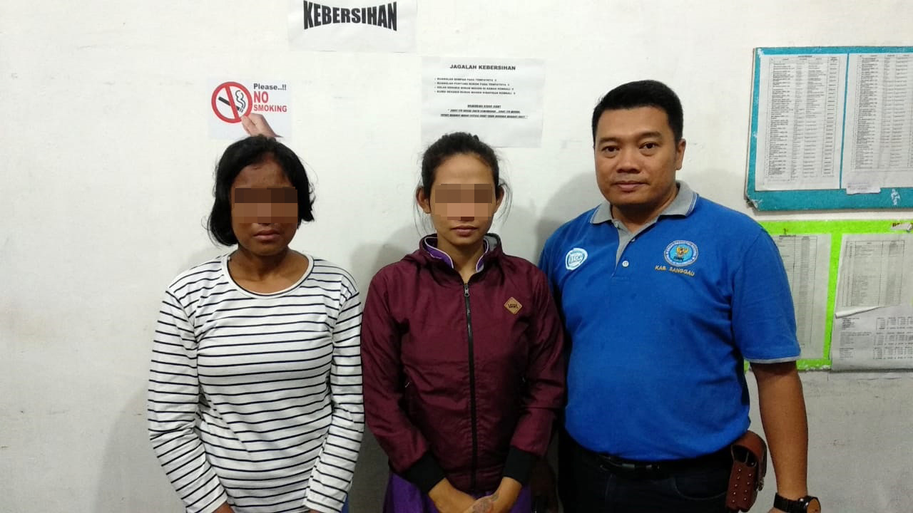 Foto---Kasi Rehabilitasi BNN Kabupaten Sanggau, Herry Ariandy bersama dua orang (wanita) yang positif gunakan narkotika----ist  
