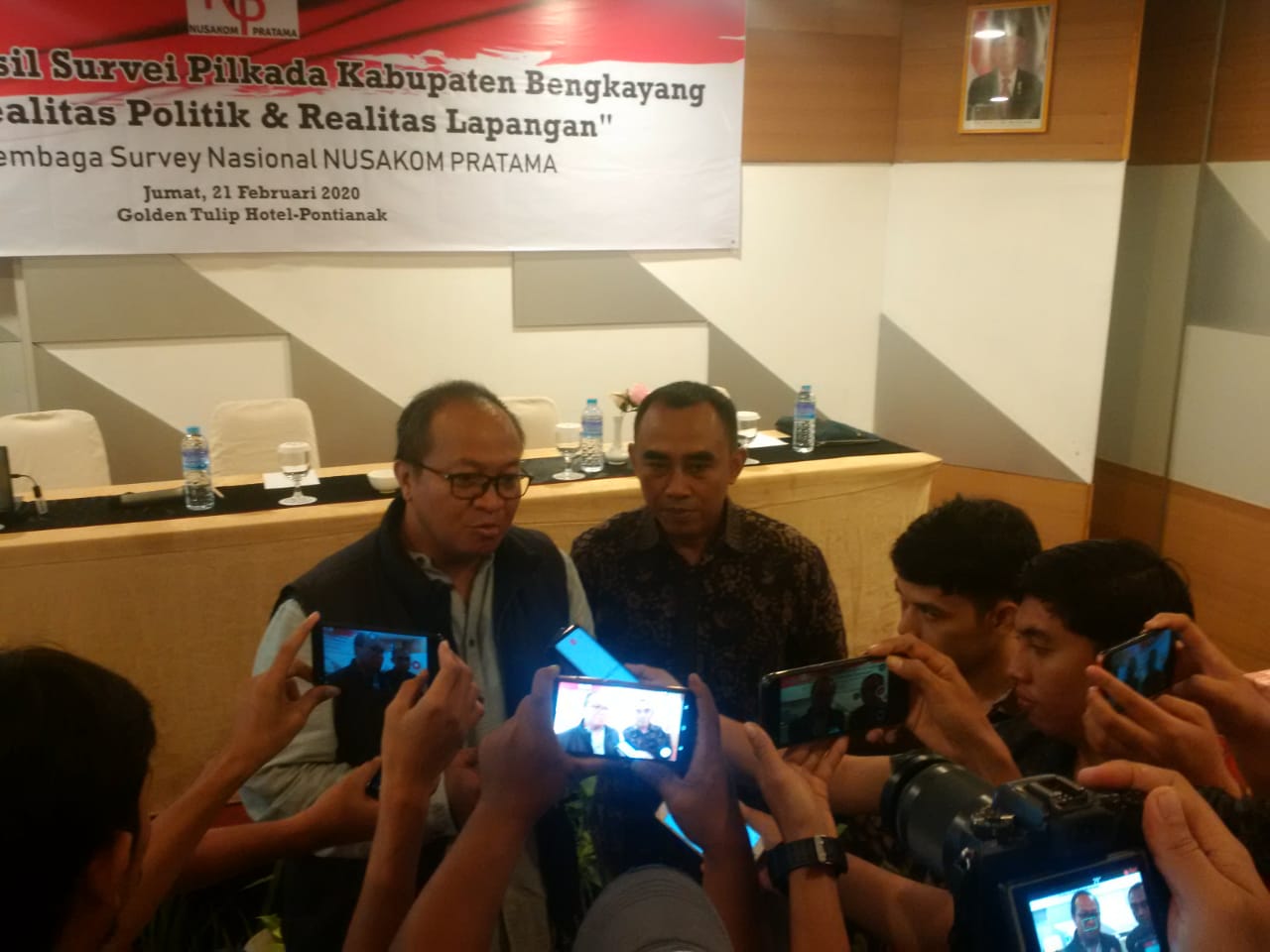 Caption: Direktur Eksekutif Nusakom Pratama, Ari Junaedi menyampaikan hasil survei Pilkada Bengkayang, di Hotel Golden Tulip Pontianak, Jumat (21/02/2020).