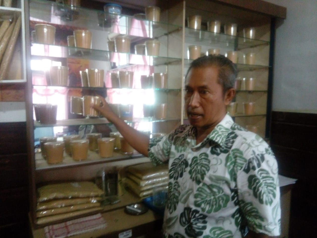 Foto: Wakil Ketua Komphar, Harry Tri Yoga memperlihatkan sample kratom di Sekretariatnya 