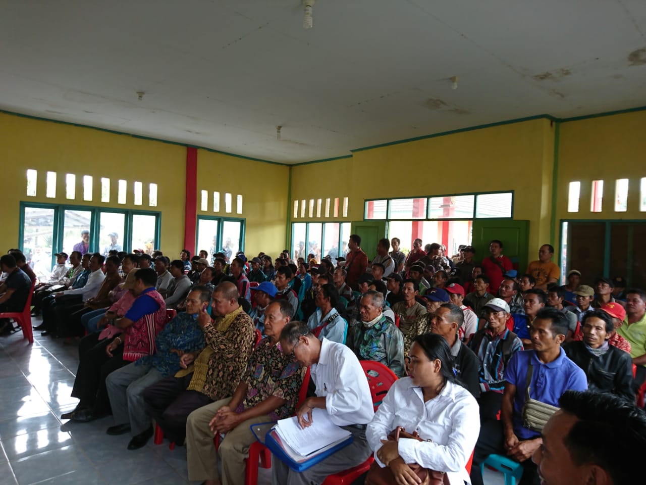 Foto--Suasana pertemuan antara DPRD dengan petani dan pihak PT.MKS, Rabu (12/2/2020).