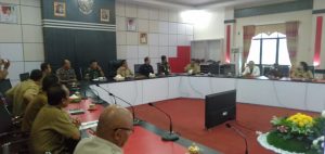 Foto---Rapat terbatas yang digelar Bupati, Ketua DPRD, jajaran Forkompimda dan sejumlah kepala OPD terkait, Senin (16/3/2020) di lantai II kantor Bupati Sanggau---Kiram Akbar