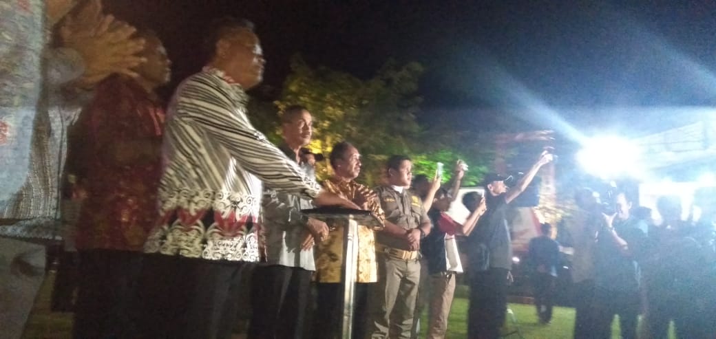 Foto--Bupati didampingi Raja Sanggau dan Forkompimda menekan tombol launching logo HUT ke-404 tahun Kota Sanggau, Jumat (28/2) malam---Kiram Akbar.