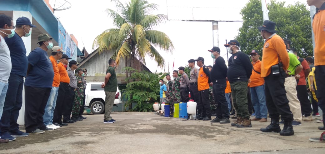 Foto---Sekda Sanggau, Kukuh Triyatmaka memimpin apel para petugas Gugus Tugas pencegahan dan penanggulangan virus Corona sebelum melakukan penyemprotan disinfektan ke sejumlah rumah ibadah dan tempat pelayanan publik, Jumat (20/3/2020)---Kiram Akbar