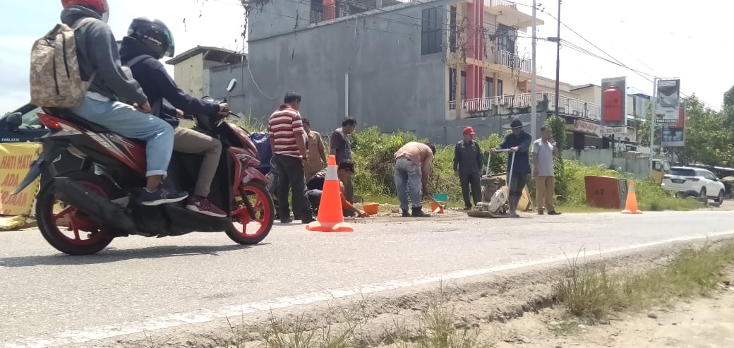 Foto----Kepala Dinas Bina Marga dan Sumber Daya Air Kabupaten Sanggau, John Hendri memimpin langsung perbaikan jalan di sekitaran Kota Sanggau, Selasa (10/3/2020)--Kiram Akbar 