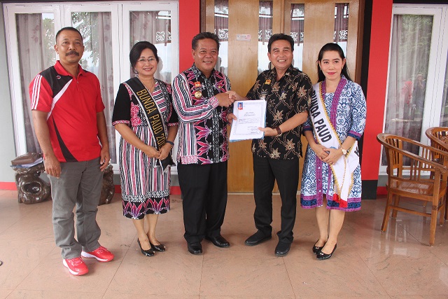 Foto---Bupati Sanggau, Paolus Hadi beserta Bunda PAUD Sanggau, Arita Polina dan Kadisdukcapil Sanggau, Eduardo Evald berfoto bersama Camat Kembayan, Inosensius Nono dan Bunda PAUD Kembayan, Wenefrida Suselan—Alfian Dikominfo Sanggau