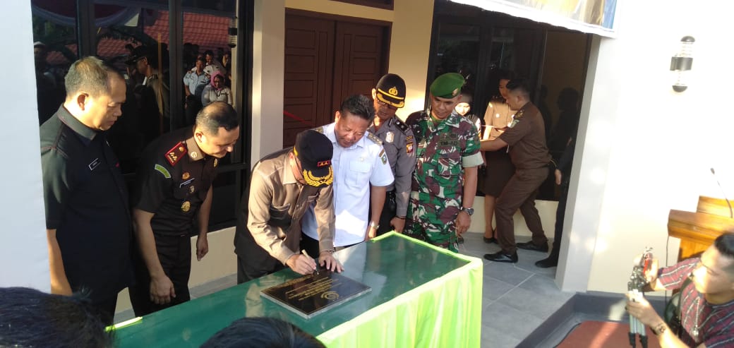 Foto---Kajati Kalbar, Jaya Kesuma (tengah) didampingi Kajari Sanggau, Tengku Firdaus dan Bupati Sanggau, Paolus Hadi menandatangani prasasti mess Adhyaksa dan Rumah Singgah Saksi Kejari Sanggau di Jalan Sutan Syahrir, Rabu (11/3/2020) sore---Kiram Akbar 