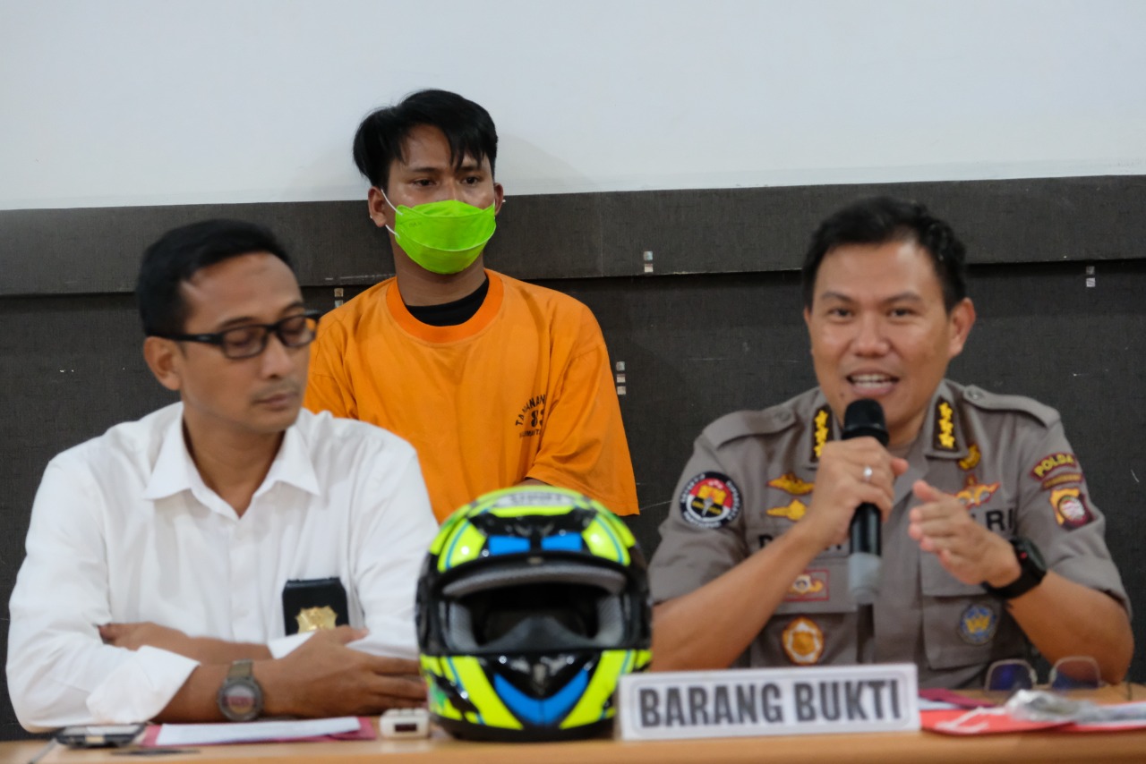 Kabid Humas Polda Kalbar Kombespol Donny Charles Go saat memberian keterangan pers, di Polda Kalbar Senin (09/03/20)