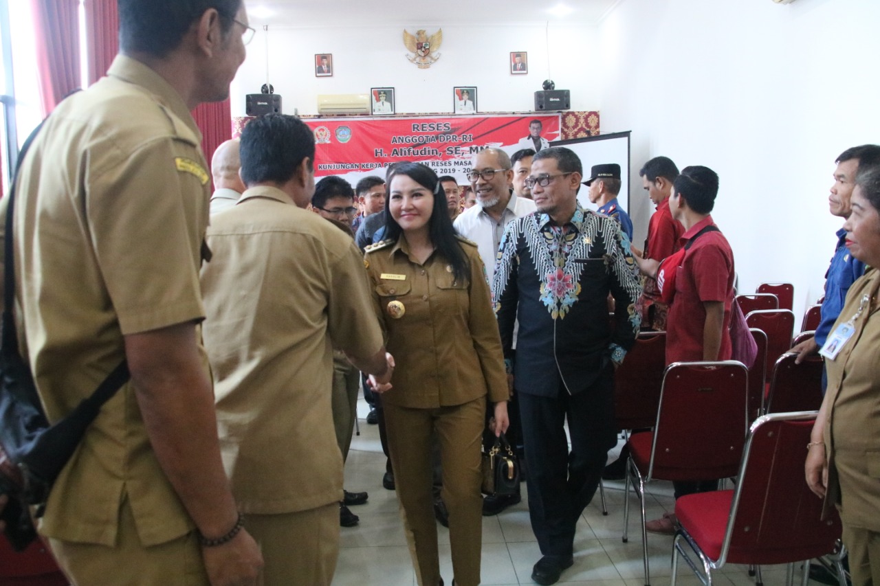  Bupati Landak dr. Karolin Margret Natasa 