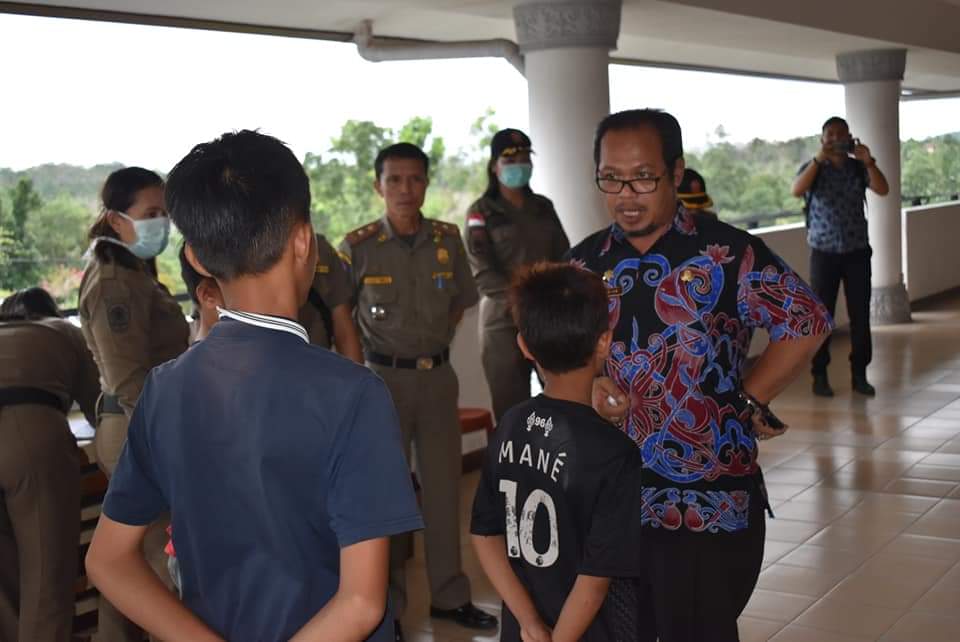 Plt. Kadis Pendidikan dan Kebudayaan kabupaten Bengkayang, Gustian Andiwinata temui pelajar yang terjaring razia