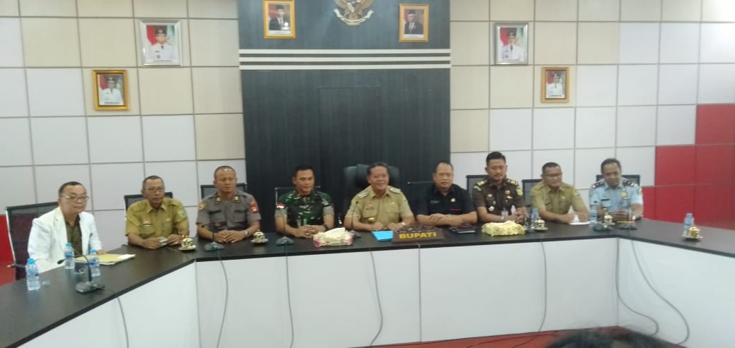 Foto---Bupati Sanggau, Paolus Hadi, Ketua DPRD Sanggau, Jumadi, bersama jajaran Forkompimda melakukan konfrensi pers usai rapat terbatas terkait penanganan penyebaran virus Corona, Senin (16/3/2020) di ruang rapat lantai II Kantor Bupati Sanggau—Kiram Akbar